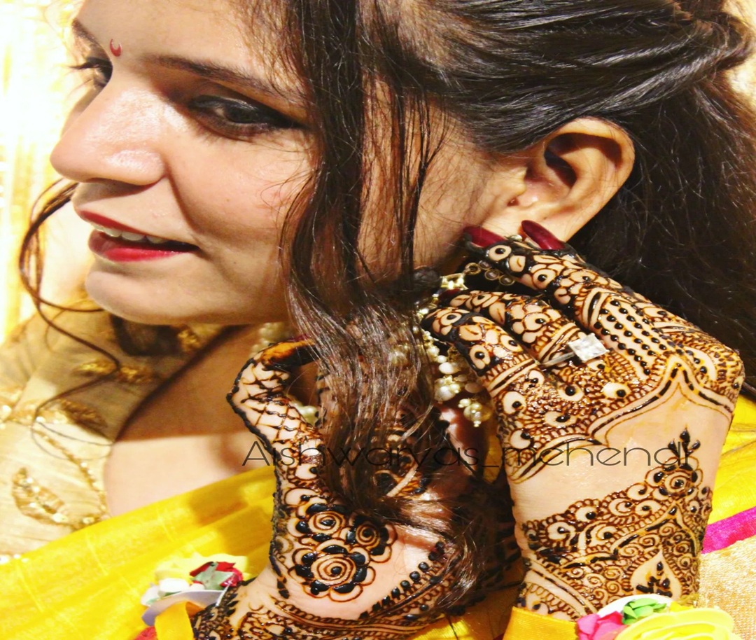 Aishwarya sahasrabudhe celebrity mehendi artist